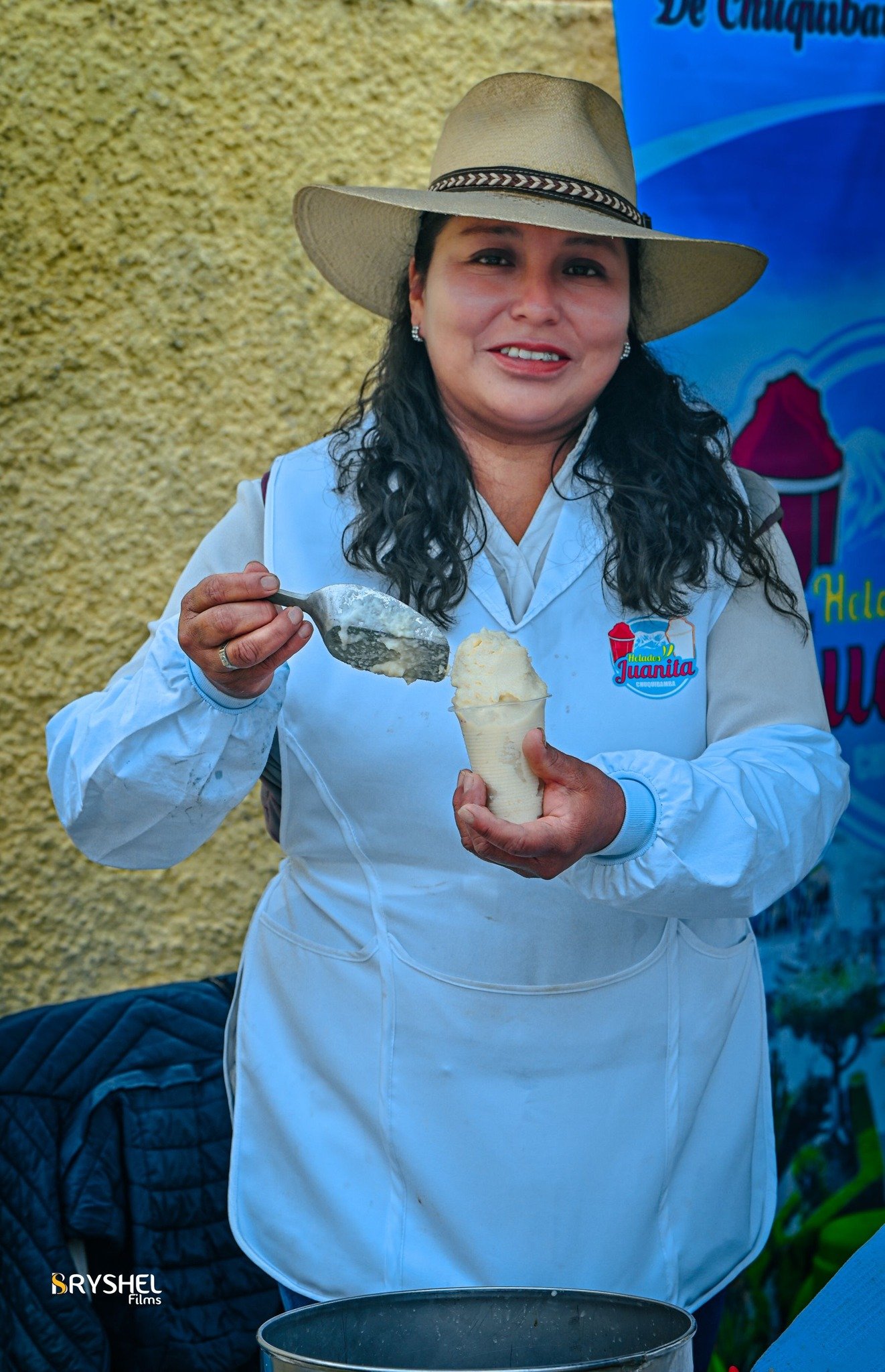 Señora Juana con sus productos lácteos artesanales